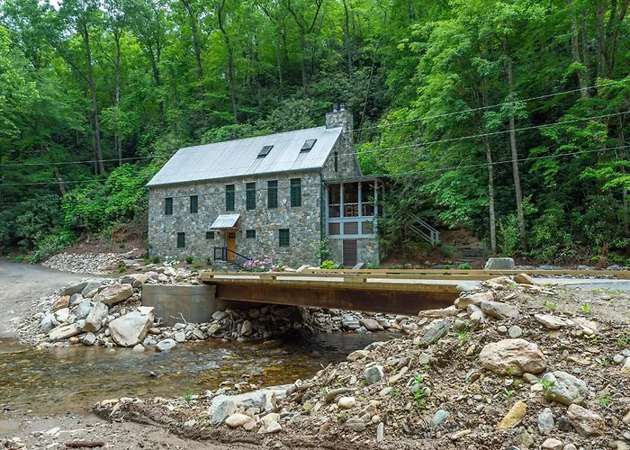 Kibbin Private, Luxury Stone Cottage By Creek