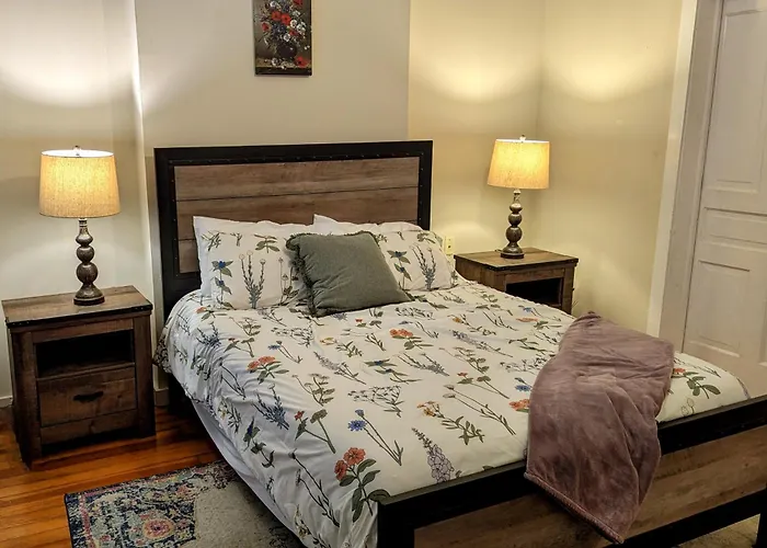 Relaxing Rustic Oasis, Unit A - 6 Minute Walk To Downtown! Pet-Friendly & Cyclists Welcome!