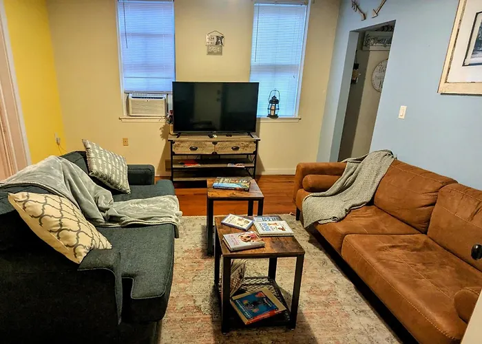 Relaxing Rustic Oasis, Unit A - 6 Minute Walk To Downtown! Pet-Friendly & Cyclists Welcome!