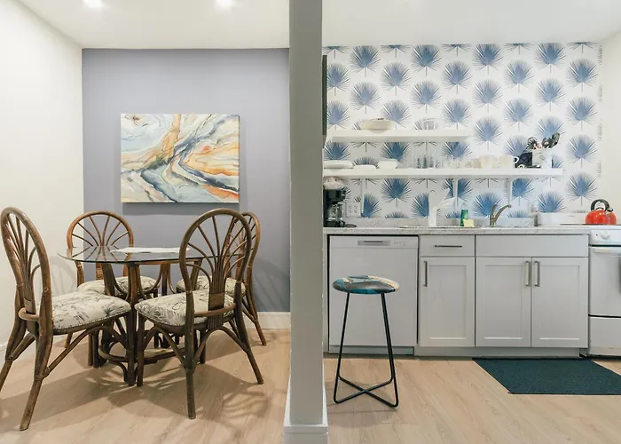 New & Blue - 2 Blocks To The Beach
