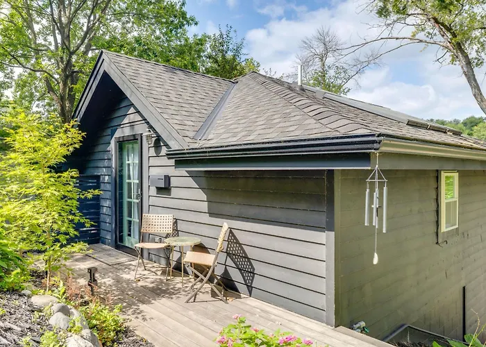 Pet-Friendly Minneapolis Studio: Walk To Lake!