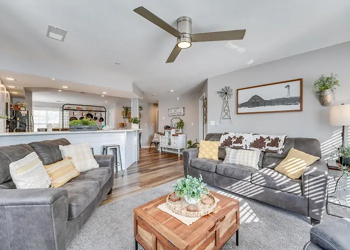 Walk-In Level Condo! Super Cozy, Farmhouse Themed