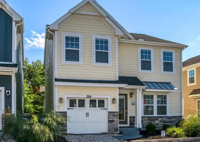 Spacious Dog-Friendly Getaway With Year-Round Pool & Hot Tub