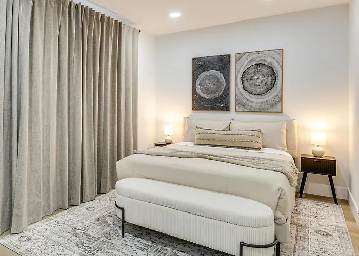 Walk To City Center: Modern Coral Springs Getaway