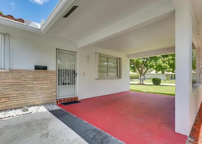 Walk To City Center: Modern Coral Springs Getaway