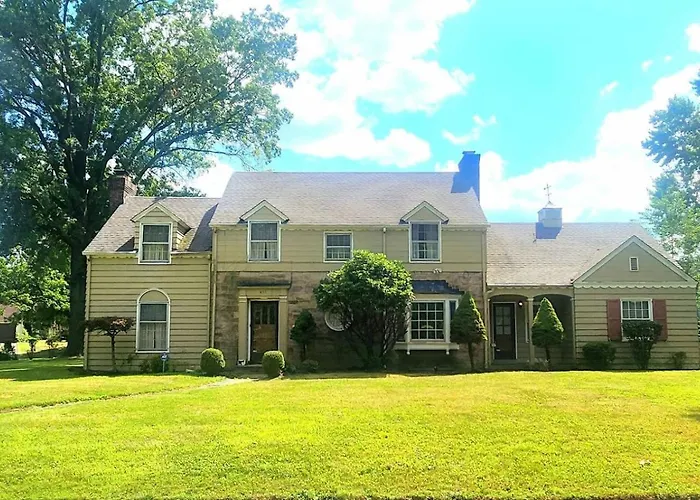 Private Fenced Yard• King Bed • Grill• Fireplace