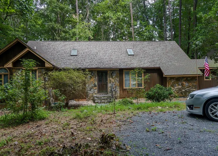 Serene Acre Retreat- In Apex Near Raleigh