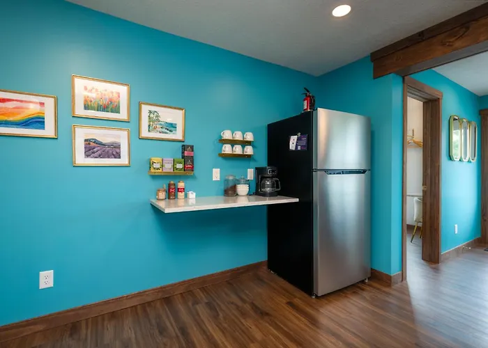 Full Kitchen Private Deck Lounge Downtown