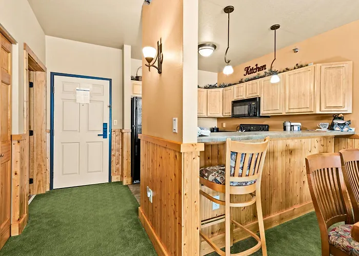 Amazing Lake View King Suite, Kitchen & Pools