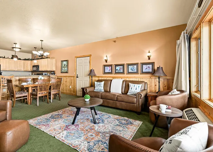 Amazing Lake View King Suite, Kitchen & Pools