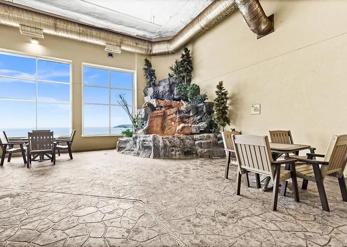 Amazing Lake View King Suite, Kitchen & Pools