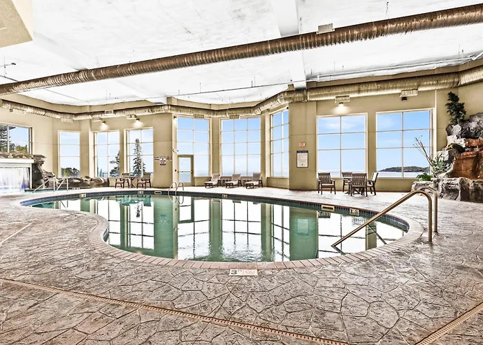Amazing Lake View King Suite, Kitchen & Pools