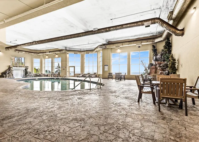 Amazing Lake View King Suite, Kitchen & Pools
