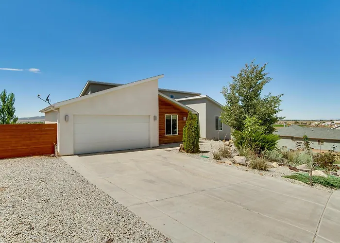 Panoramic Views: Spacious Home In Cedar City!