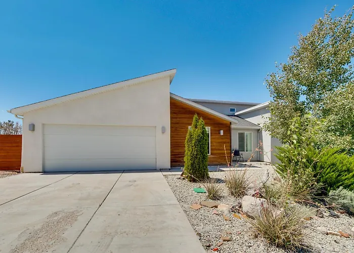 Panoramic Views: Spacious Home In Cedar City!