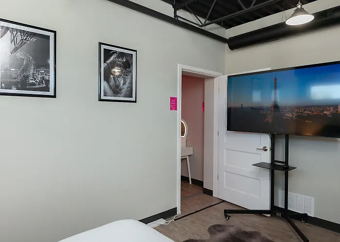 Cartier-Lux Dt Unit-Skyline Views