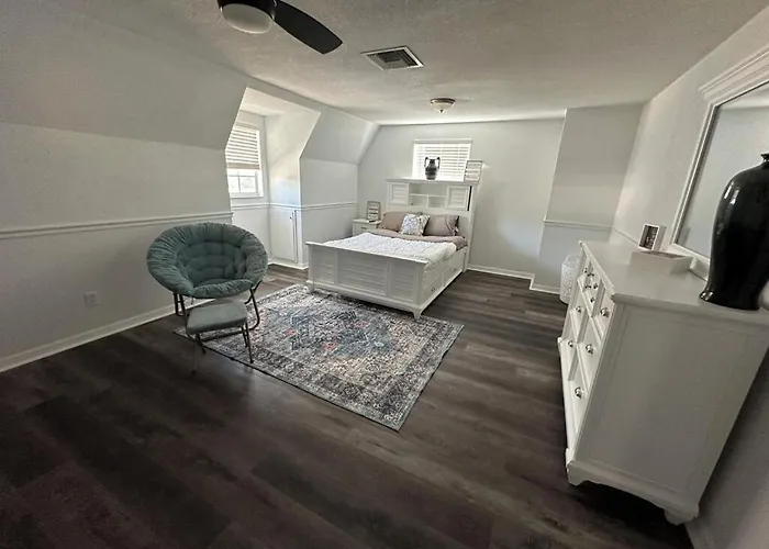 5 Bedrooms, 4 Bathrooms, Pool, Gym, Sleeps 16 Leesburg Retreat!!!!