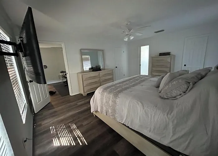 5 Bedrooms, 4 Bathrooms, Pool, Gym, Sleeps 16 Leesburg Retreat!!!!