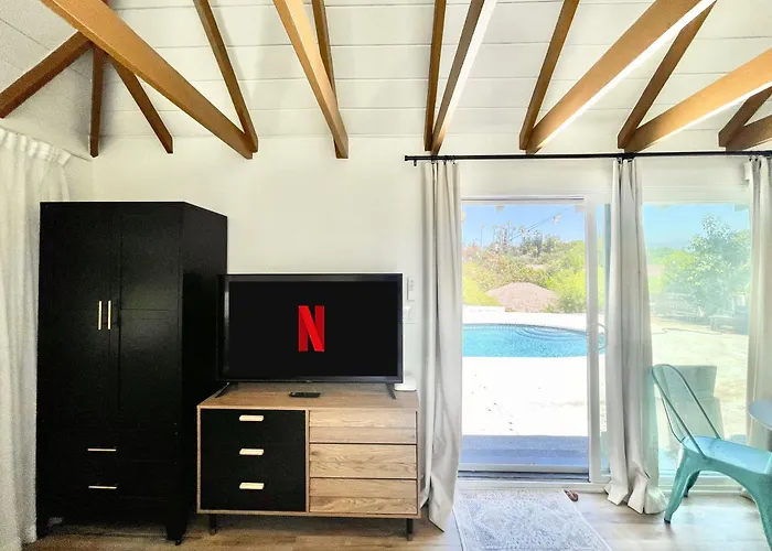 Sunny Days Tiny House With Private Entrance, Pool And View