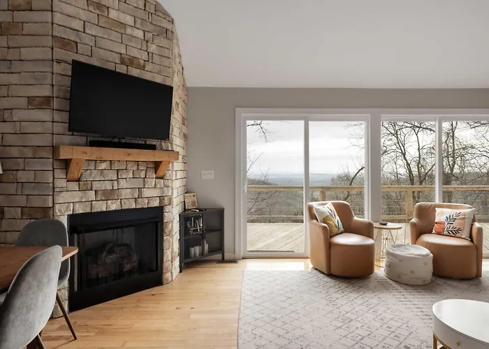 Valley Views Hot Tub Deck Screened Porch & Wifi