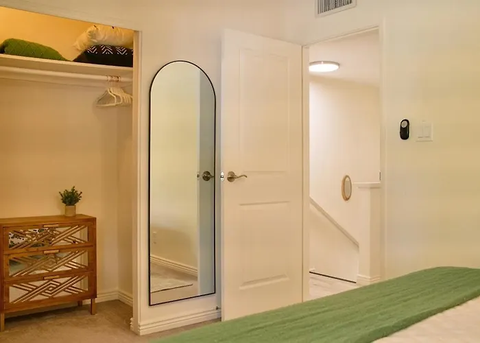 The Scott Getaway - Walkable To Old Town, Remodeled Space, Outdoor Pool!