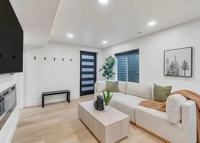 Modern Luxeden With Private Hot Tub And Fenced Yard