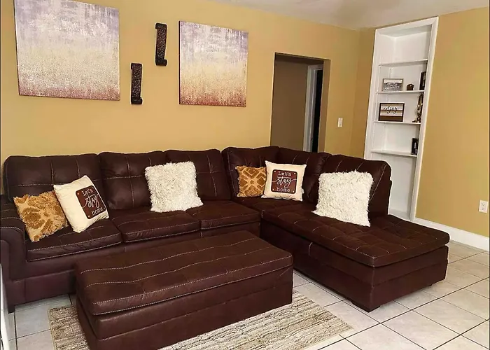 Lovely 2 Bedroom Condo With Free Parking & Wifi!!