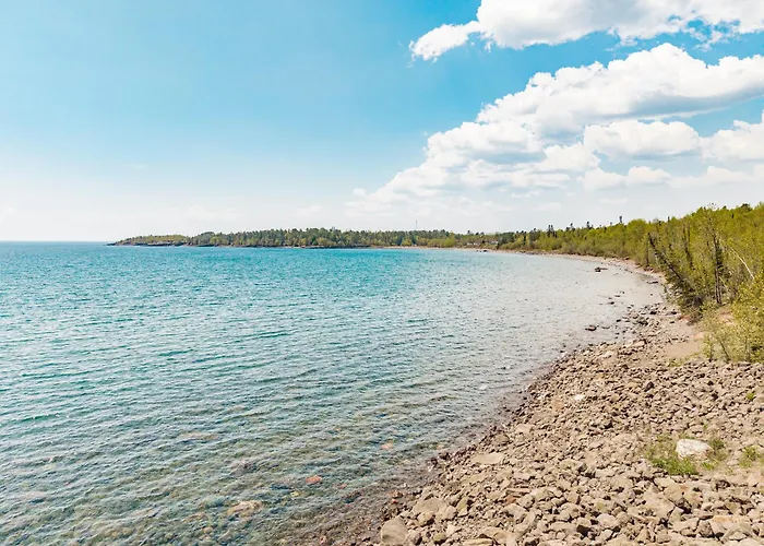 Majestic Lake Views Studio 2-Queen Beds And Heated Pools