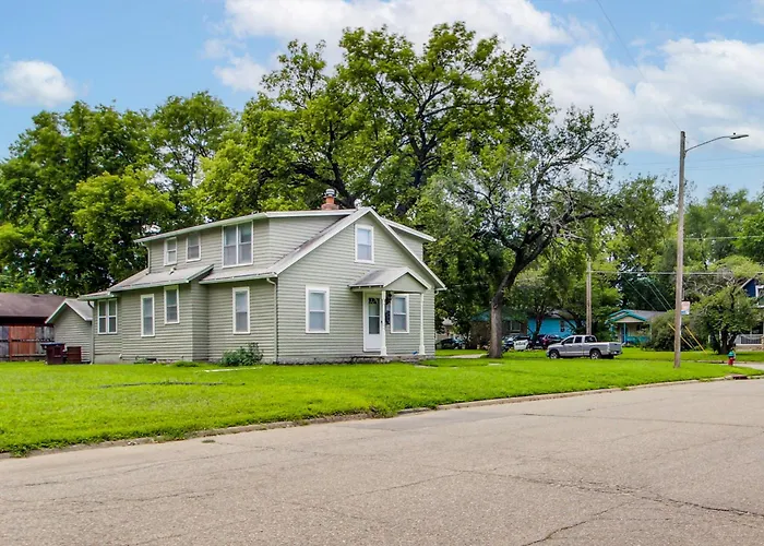 1 Mi To K-State Campus: Central Manhattan Home
