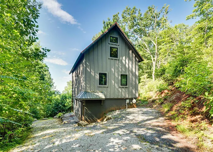 Hot Tub & Mtn Views: Modern Old Fort Hideaway!