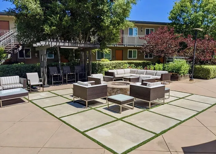 Bright Top Floor-King Bed-Parking-Fast Wi-Fi