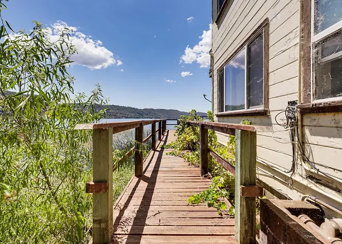 Watefront Getaway W/ Mtn Views & Dock In Clearlake