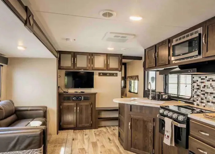 Parked Rv Travel Trailer Getaway Wi-Fi With Hookups