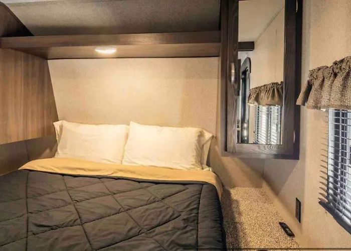 Parked Rv Travel Trailer Getaway Wi-Fi With Hookups