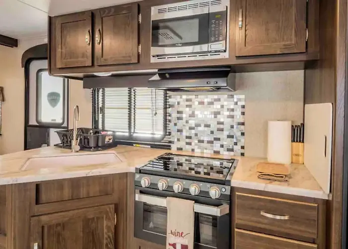 Parked Rv Travel Trailer Getaway Wi-Fi With Hookups