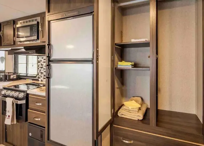 Parked Rv Travel Trailer Getaway Wi-Fi With Hookups