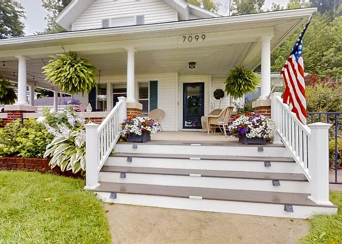 Steps To Crystal Lake! Group Getaway W/ Hot Tub