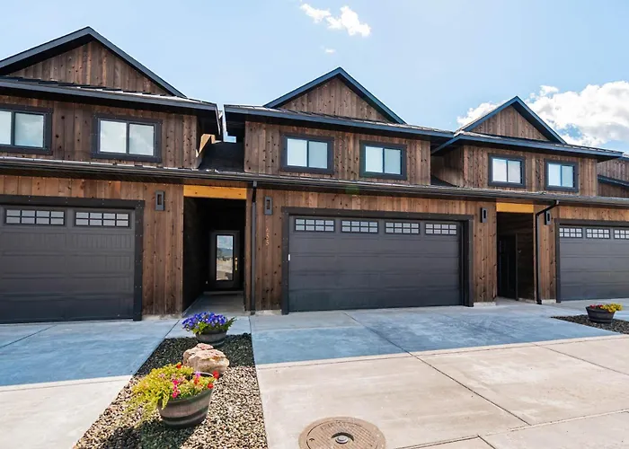 Stylish Townhome Walkable Garage