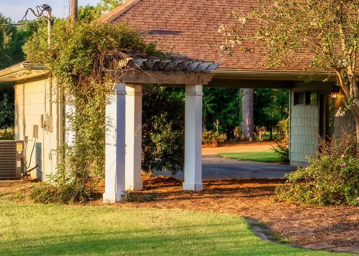 The Howell House - Picturesque Countryside Retreat