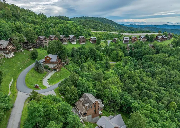 4Br Cabin With Ski Resort, Mtn Views & Hot Tub