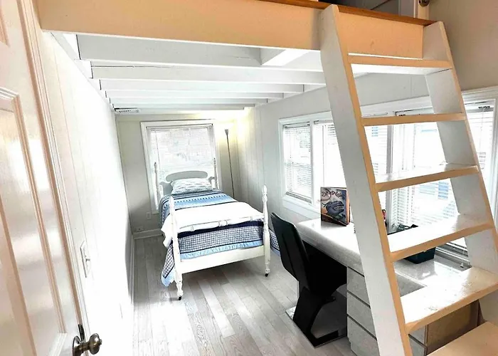 Coastal And Cozy Beach Stay, Pet Friendly