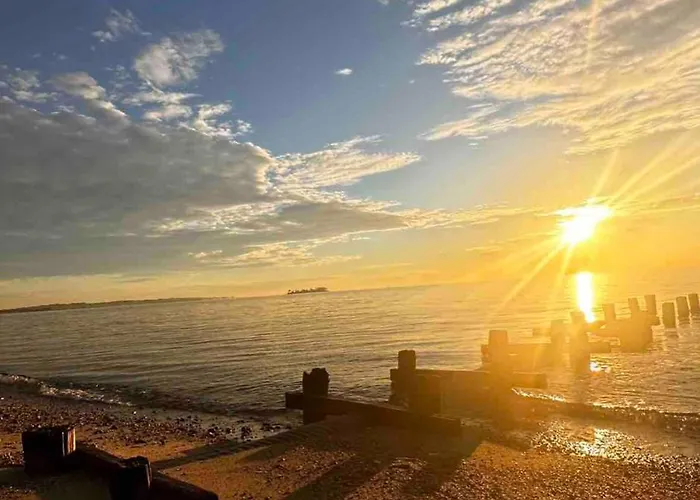 Coastal And Cozy Beach Stay, Pet Friendly