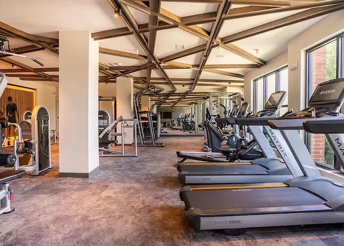 Boulevard Stays Pool Gym Parking 1Br King Suite A