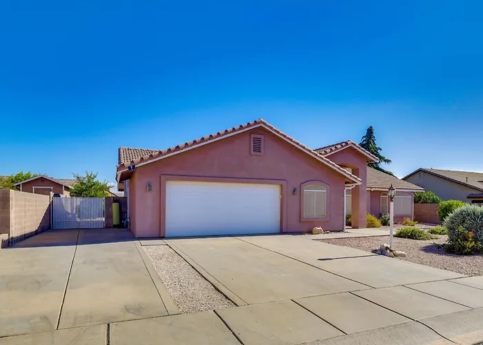 Kingman Family Home: Yard, Grill & Room To Relax!