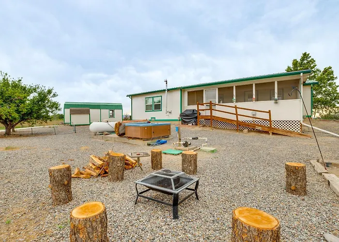 Hot Tub & Screened Porch: Getaway In Montrose!