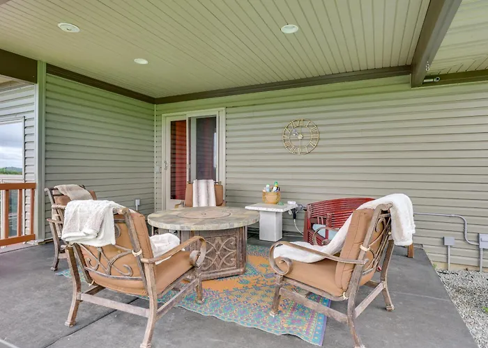 Outdoor Oasis: Luxe Flat In Mt Horeb!