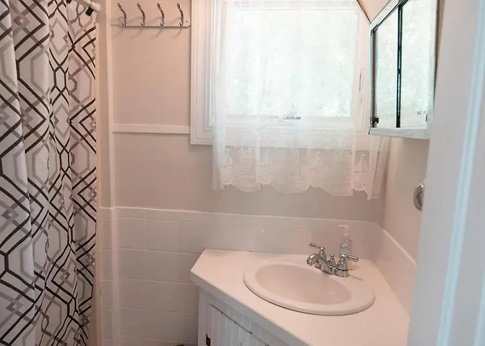 Cozy Cottage 100 Yds To The Beach! 93