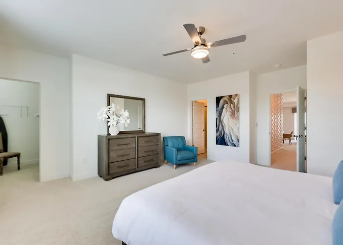 Modern Downtown Apt W/ Balcony In Wake Forest!