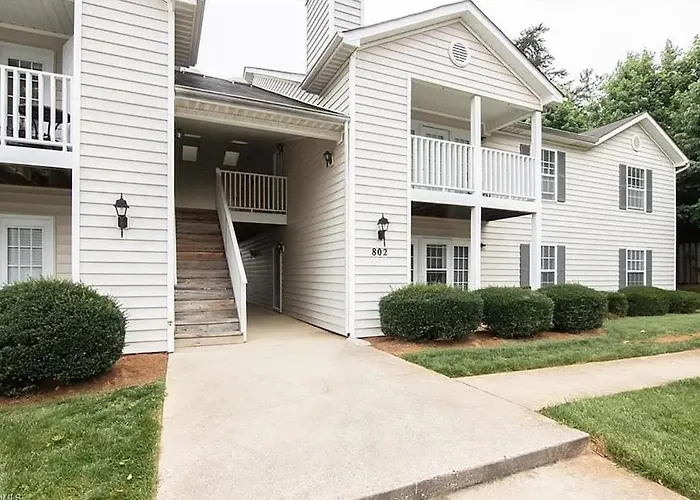 2Bed 2Bath Cozy Apartment Off Guilford College!