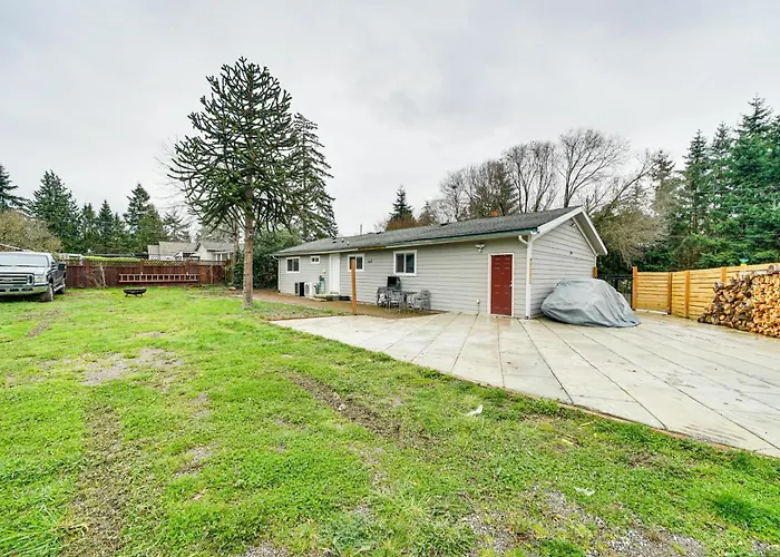 14 Mi To Dtwn Seattle: Sleek Home W/ Large Yard